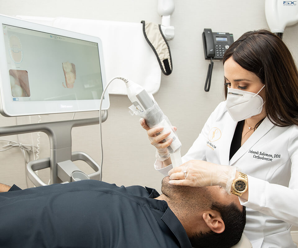 How does the iTero 3D scanner work?